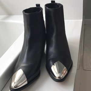 Née Schutz booties